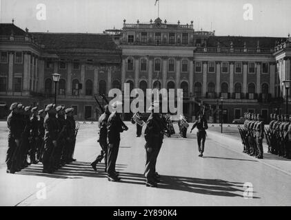 Cambiare la guardia a Vienna -- questa è una visione generale del cambio della guardia al Palazzo Schondrunn, Vienna, ex residenza estiva del Kaiser Franz Josef, ora sede della Commissione alleata per l'Austria, elemento britannico. A sinistra c'è la guardia di soccorso che prende il posto della vecchia guardia a destra. Sullo sfondo centrale c'è la banda dei Royal Dragoons. 31 marzo 1946. (Foto di Associated Press Photo). Foto Stock