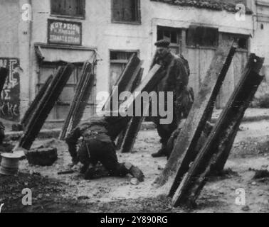 I paracadutisti britannici demoliscono Athens Street Block -- i paracadutisti britannici demoliscono i blocchi di strada eretti dagli Elas presso le fabbriche di gas di Atene, secondo la didascalia che accompagna questa foto ufficiale britannica ricevuta a New York il 1 gennaio per radio da Roma, Italia. Le fabbriche di gas sono state catturate intatte. 1° gennaio 1945. (Foto di Associated Press Radiophoto). Foto Stock