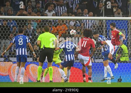 Porto, Portogallo. 3 ottobre 2024. Dragao Stadium, UEFA Europa League 2024/2025, FC Porto contro il Manchester United; Bruno Fernandes del Manchester United fallo con Nehuen Perez del Porto e riceve un secondo cartellino giallo dall'arbitro Tobias Stieler (GER) durante una partita tra FC Porto e Manchester United per il secondo turno di UEFA Europa League 2024/2025 al Dragao Stadium di Porto il 3 ottobre 2024. Foto: Daniel Castro/DiaEsportivo/Alamy Live News crediti: DiaEsportivo/Alamy Live News Foto Stock