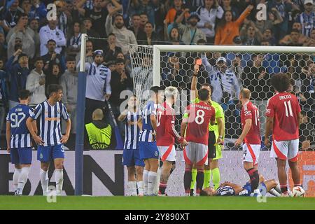 Porto, Portogallo. 3 ottobre 2024. Dragao Stadium, UEFA Europa League 2024/2025, FC Porto contro il Manchester United; Bruno Fernandes del Manchester United riceve un cartellino rosso dall'arbitro Tobias Stieler (GER) dopo aver battuto il Nehuen Perez di Porto durante una partita tra FC Porto e Manchester United per il secondo turno di UEFA Europa League 2024/2025 al Dragao Stadium di Porto il 3 ottobre 2024. Foto: Daniel Castro/DiaEsportivo/Alamy Live News crediti: DiaEsportivo/Alamy Live News Foto Stock