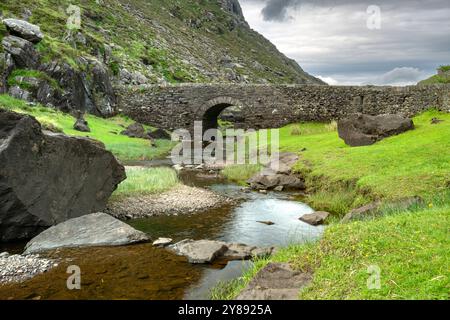 Wishing Bridge nel paesaggio roccioso nel Gap of Dunloe, Irlanda Foto Stock