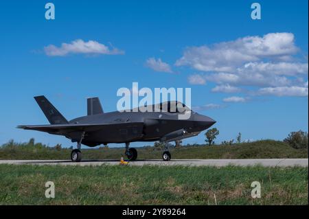 Un F-35A Lightning II della U.S. Air Force, assegnato al 48th Fighter Wing, taxi prima di decollare durante l'esercitazione Ramstein Flag 24 presso la base aerea di Andravida Foto Stock