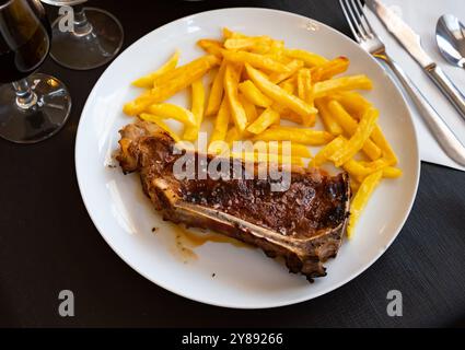 Entrecote alla griglia con patatine fritte e vino rosso Foto Stock