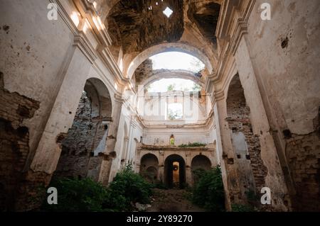 Rovine incantate: Uno sguardo sereno in un santuario dimenticato. Foto Stock