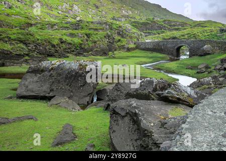 Wishing Bridge nel paesaggio roccioso nel Gap of Dunloe, Irlanda Foto Stock