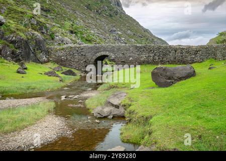 Wishing Bridge nel paesaggio roccioso nel Gap of Dunloe, Irlanda Foto Stock