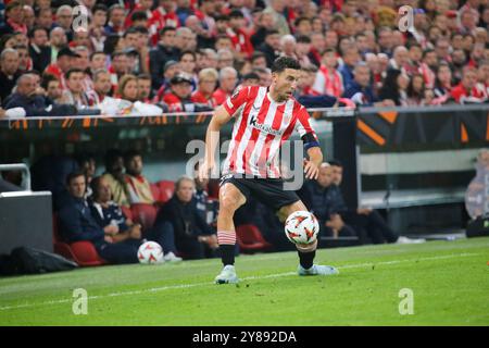 Bilbao, Spagna, 3 ottobre 2024: Il giocatore del Club atletico Óscar de Marcos (18) con la palla durante la fase a gironi della seconda fase UEFA Europa League 2024-25 tra Athletic Club e AZ Alkmaar il 3 ottobre 2024 allo Stadio San Mamés di Bilbao, Spagna. Crediti: Alberto Brevers / Alamy Live News. Foto Stock