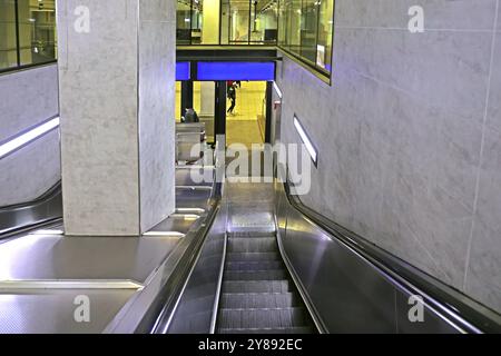 Rolltreppen als Hilfsmittel Blick von oben auf eine Rolltreppe zur U-Bahn *** scale mobili come aiuto Vista dall'alto di una scala mobile per la metropolitana Foto Stock