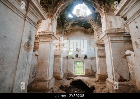 Serenità abbandonata: Le rovine bisonte di un antico santuario. Foto Stock