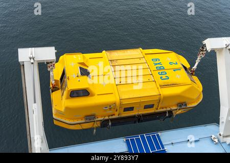 Victoria, BC, Canada - 26 settembre 2024: Una scialuppa di salvataggio gialla è sospesa su una gru a gravità durante un'immersione di sicurezza a bordo della Royal Caribbean» Foto Stock