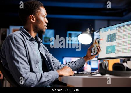 Consulente finanziario che ha formato due colleghi sul collegamento videocall, discutendo del lavoro di contabilità e dell'analisi utilizzando le statistiche finanziarie. Contabile che parla della situazione economica in conferenza. Foto Stock