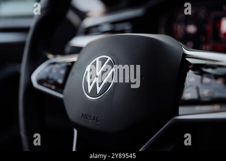 Vinnitsa, Ucraina - 22 gennaio 2024 : volante Volkswagen Arteon con comandi integrati Foto Stock