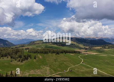 Vista panoramica dall'Alpe di Siusi alle Dolomiti in Italia, colpo di droni Foto Stock