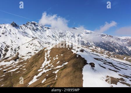 Vista panoramica dall'Alpe di Siusi alle Dolomiti in Italia, colpo di droni Foto Stock