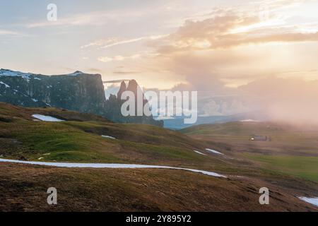 Vista panoramica del Monte Sciliar dall'Alpe di Siusi nelle Dolomiti in alto Adige, Italia, Europa Foto Stock