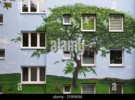 Edifici residenziali con murale di paesaggio dopo la ristrutturazione, Bochum-Hamme, regione della Ruhr, Renania settentrionale-Vestfalia, Germania, Europa Foto Stock