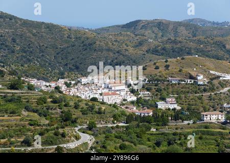 Pittoresco villaggio immerso in un paesaggio collinare con dintorni verdi, vista sulla Sedella, area ricreativa de Sedella, Parque Natural de las Sierras Foto Stock