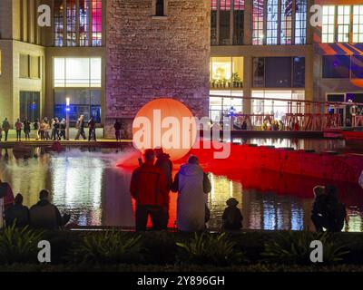 Stadthallenbrunnen, DIP, Jonas Vogt la 2a edizione di Light Our Vision sotto il motto LICHT.MACHT.PLATZ. Ispira una formazione internazionale Foto Stock