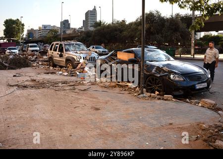 Cola, Libano. 3 ottobre 2024. Un uomo guarda un'auto danneggiata nei sobborghi di Beirut, in cui sono state perse le vite di 4 persone. I continui bombardamenti in Libano hanno già sfollato più di un milione di persone e ucciso 1.400 dall'inizio della guerra tra Hezbollah e Israele. Credito: SOPA Images Limited/Alamy Live News Foto Stock