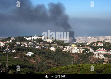 Beirut, Libano. 3 ottobre 2024. Vista dalla montagna verso il quartiere di Dahiye con il fumo che sale dai bombardamenti. I continui bombardamenti in Libano hanno già sfollato più di un milione di persone e ucciso 1.400 dall'inizio della guerra tra Hezbollah e Israele. Credito: SOPA Images Limited/Alamy Live News Foto Stock