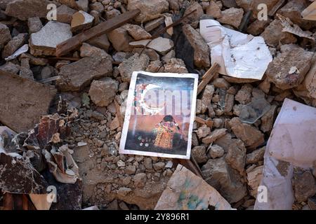 Cola, Libano. 3 ottobre 2024. Una cartolina si trova sulle macerie causate dall'impatto di un missile israeliano nel quartiere Cola, alla periferia di Beirut, che ha ucciso quattro palestinesi. I continui bombardamenti in Libano hanno già sfollato più di un milione di persone e ucciso 1.400 dall'inizio della guerra tra Hezbollah e Israele. Credito: SOPA Images Limited/Alamy Live News Foto Stock