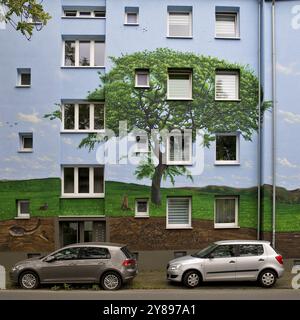 Edifici residenziali con murale di paesaggio dopo la ristrutturazione, Bochum-Hamme, regione della Ruhr, Renania settentrionale-Vestfalia, Germania, Europa Foto Stock