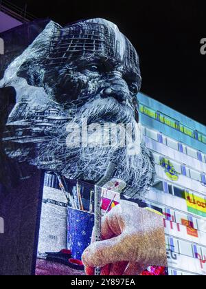 Vanessa Cardui Karl-Marx-Monument, Hands Off!, la seconda edizione di Light Our Vision sotto il motto LICHT.MACHT.PLATZ. È fonte di ispirazione per un'internazione Foto Stock