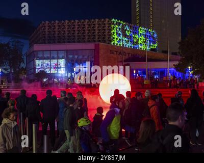 Stadthallenbrunnen, DIP, Jonas Vogt la 2a edizione di Light Our Vision sotto il motto LICHT.MACHT.PLATZ. Ispira una formazione internazionale Foto Stock