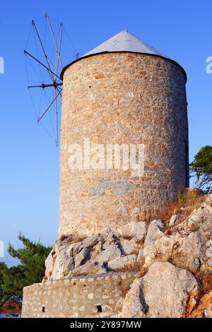 Mulino a vento nell'isola di Hydra, Grecia, Europa Foto Stock