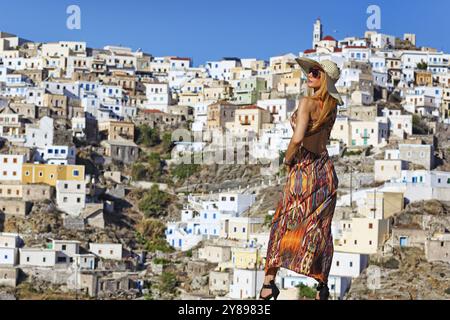 Una bella donna al villaggio Olympos di Karpathos, Grecia, Europa Foto Stock