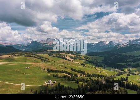 Vista panoramica dall'Alpe di Siusi alle Dolomiti in Italia, colpo di droni Foto Stock