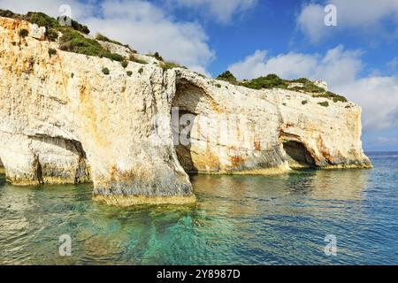 Le famose Grotte Azzurre dell'isola di Zante, Grecia, Europa Foto Stock