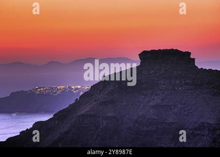 Il famoso skaros al tramonto a Santorini, Grecia, Europa Foto Stock