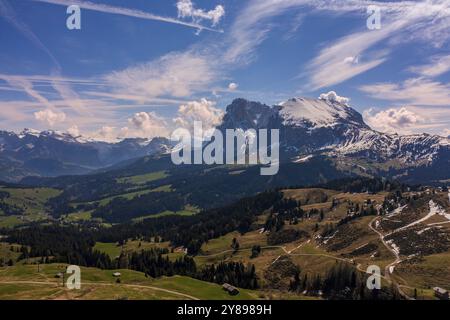 Vista panoramica dall'Alpe di Siusi alle Dolomiti in Italia, colpo di droni Foto Stock