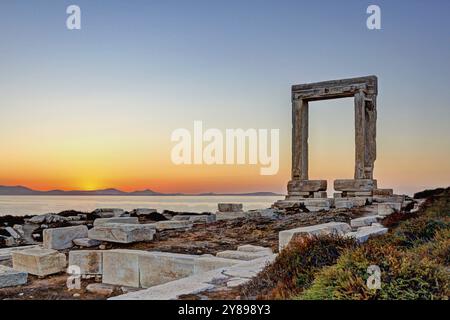 Il tramonto da Portara a Chora dell'isola di Naxos, Grecia, Europa Foto Stock