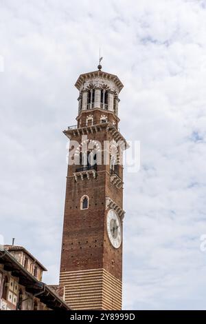 Vecchia Torre Lamberti a Verona in Italia Foto Stock