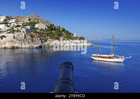 Hydra cannoni di ricordare la storia gloriosa di questa isola greca Foto Stock