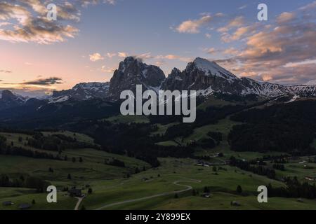 Vista panoramica dall'Alpe di Siusi alle Dolomiti in Italia, colpo di droni Foto Stock