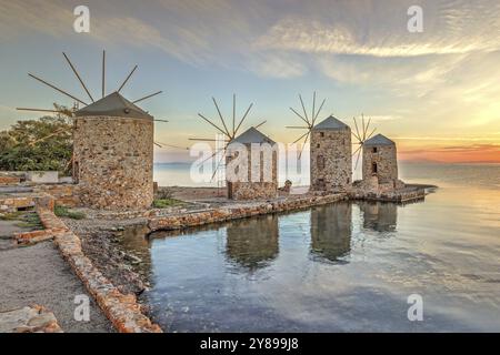 L'alba presso i famosi mulini a vento dell'isola di Chios, Grecia, Europa Foto Stock