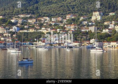 Il porto di Vathy nell'isola di Ithaki, Grecia, Europa Foto Stock