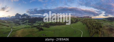 Vista panoramica dall'Alpe di Siusi alle Dolomiti in Italia, colpo di droni Foto Stock