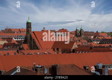 Vista panoramica della città vecchia di Norimberga e della Chiesa di nostra Signora, Germania, Europa Foto Stock
