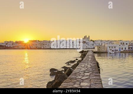 L'alba al porto di Naousa nell'isola di Paros, Grecia, Europa Foto Stock