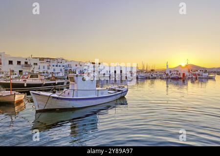 Il tramonto al porto di Naousa nell'isola di Paros, Grecia, Europa Foto Stock