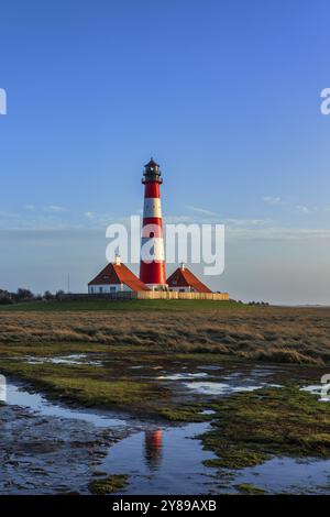 Faro di Westerheversand sul Mare del Nord, punto di riferimento della penisola di Eiderstedt in Germania Foto Stock