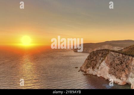 Il famoso tramonto a Keri nell'isola di Zante, in Grecia, in Europa Foto Stock
