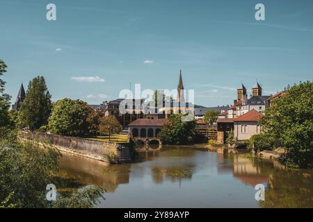 Vista della Mosella e della città vecchia di Metz, Francia, Europa Foto Stock