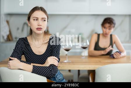 Due donne hanno una conversazione sgradevole in sala da pranzo Foto Stock