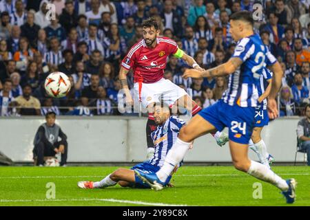 Il centrocampista portoghese #08 del Manchester United Bruno Fernandes (L) viene sfidato dal centrocampista argentino #22 del FC Porto Alan Varela durante il primo turno di UEFA Europa League 2 tra FC Porto e Manchester United allo stadio Dragao di Porto il 3 ottobre 2024. Foto Stock