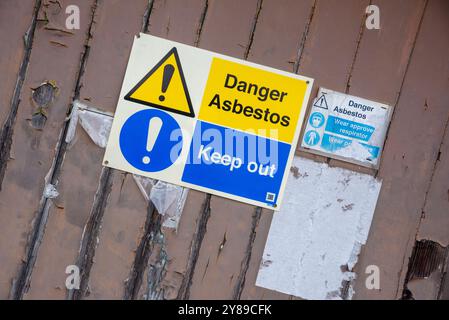 Cartelli segnaletici per amianto, campus di Bletchley Park, Milton Keynes, Regno Unito Foto Stock